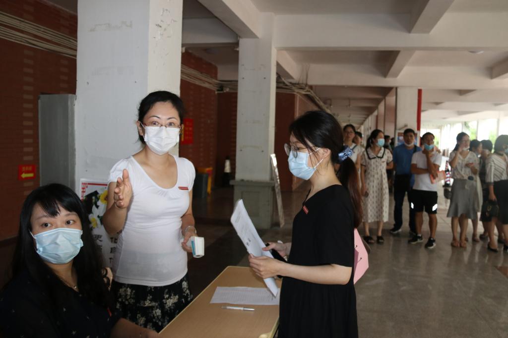 引导发热学生至临时观留区