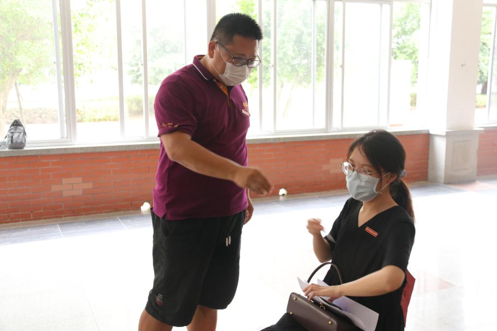 给发热学生测量体温